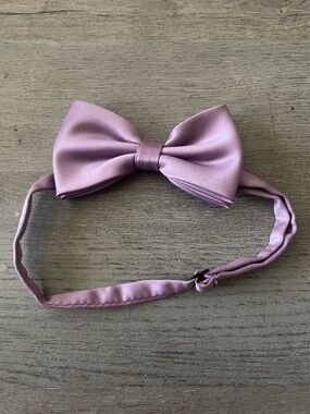 Azazie Men’s Clip On Satin Bow Tie in Wisteria
